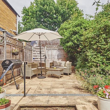 The Lansdowne Guest House Bourton-on-the-Water Exteriör bild A typical garden in the UK