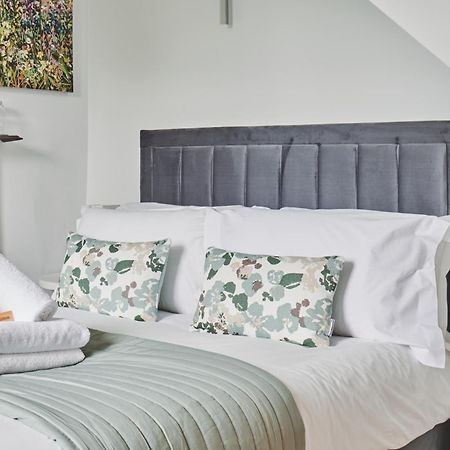 The Lansdowne Guest House Bourton-on-the-Water Exteriör bild A bed with a headboard