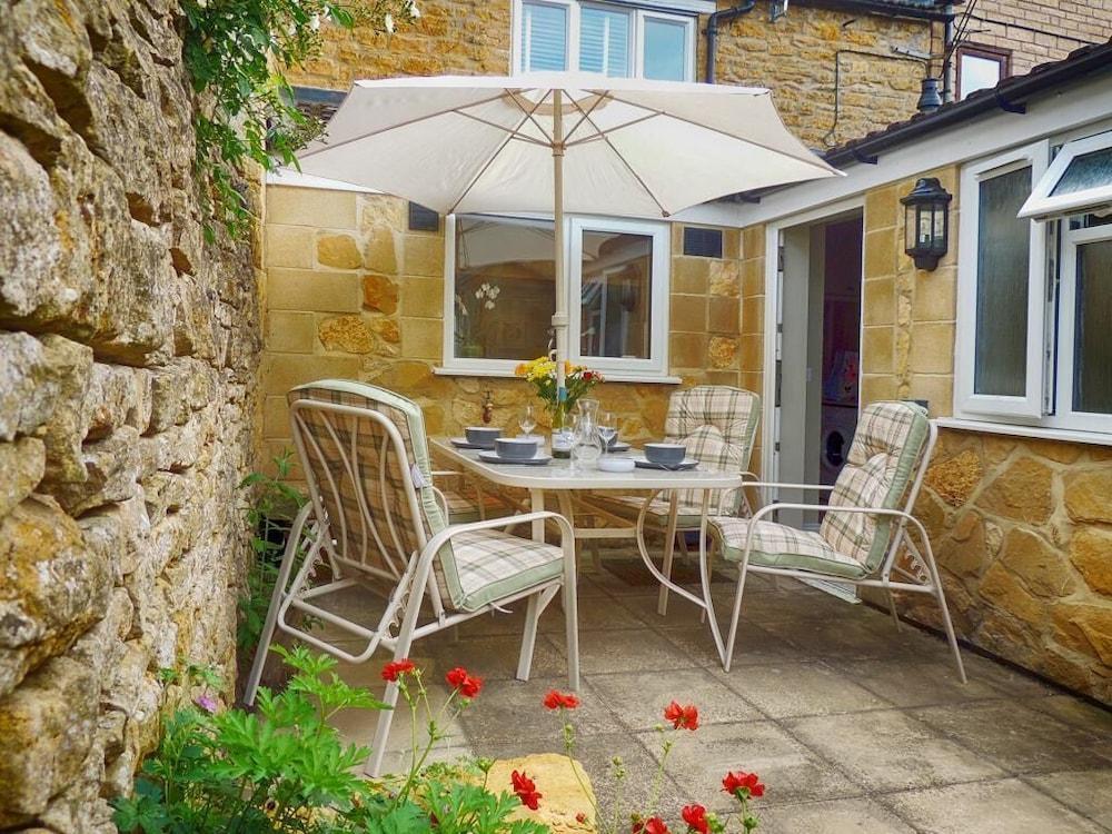 The Lansdowne Guest House Bourton-on-the-Water Exteriör bild The courtyard at The Old Post Office