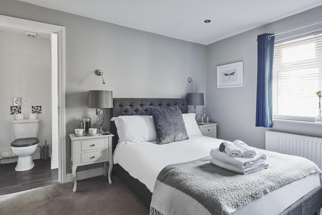 The Lansdowne Guest House Bourton-on-the-Water Exteriör bild A bedroom at The Old Post Office