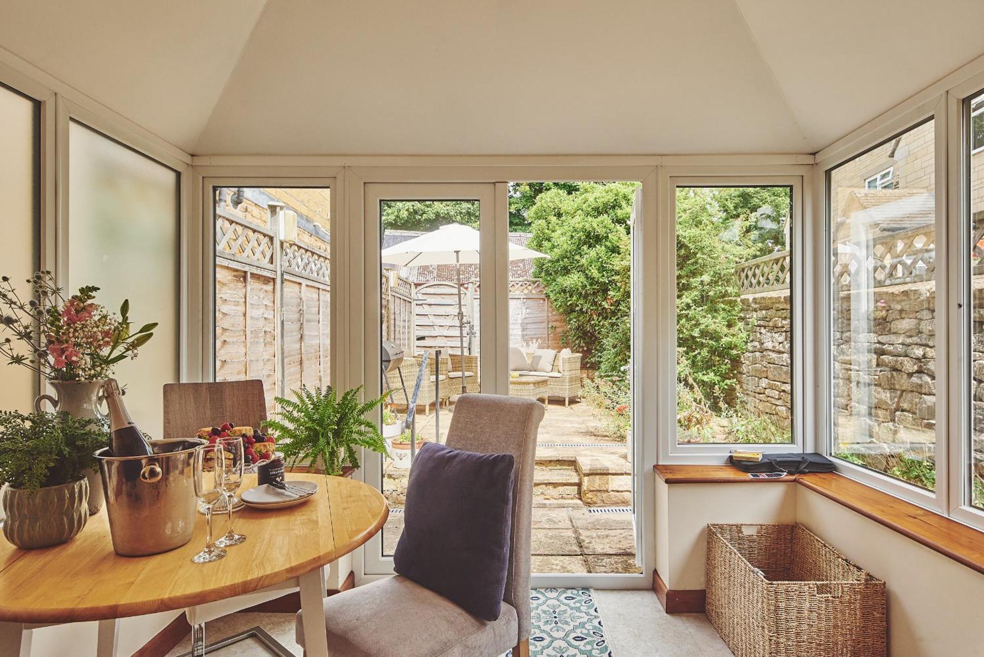The Lansdowne Guest House Bourton-on-the-Water Exteriör bild Interior of a conservatory