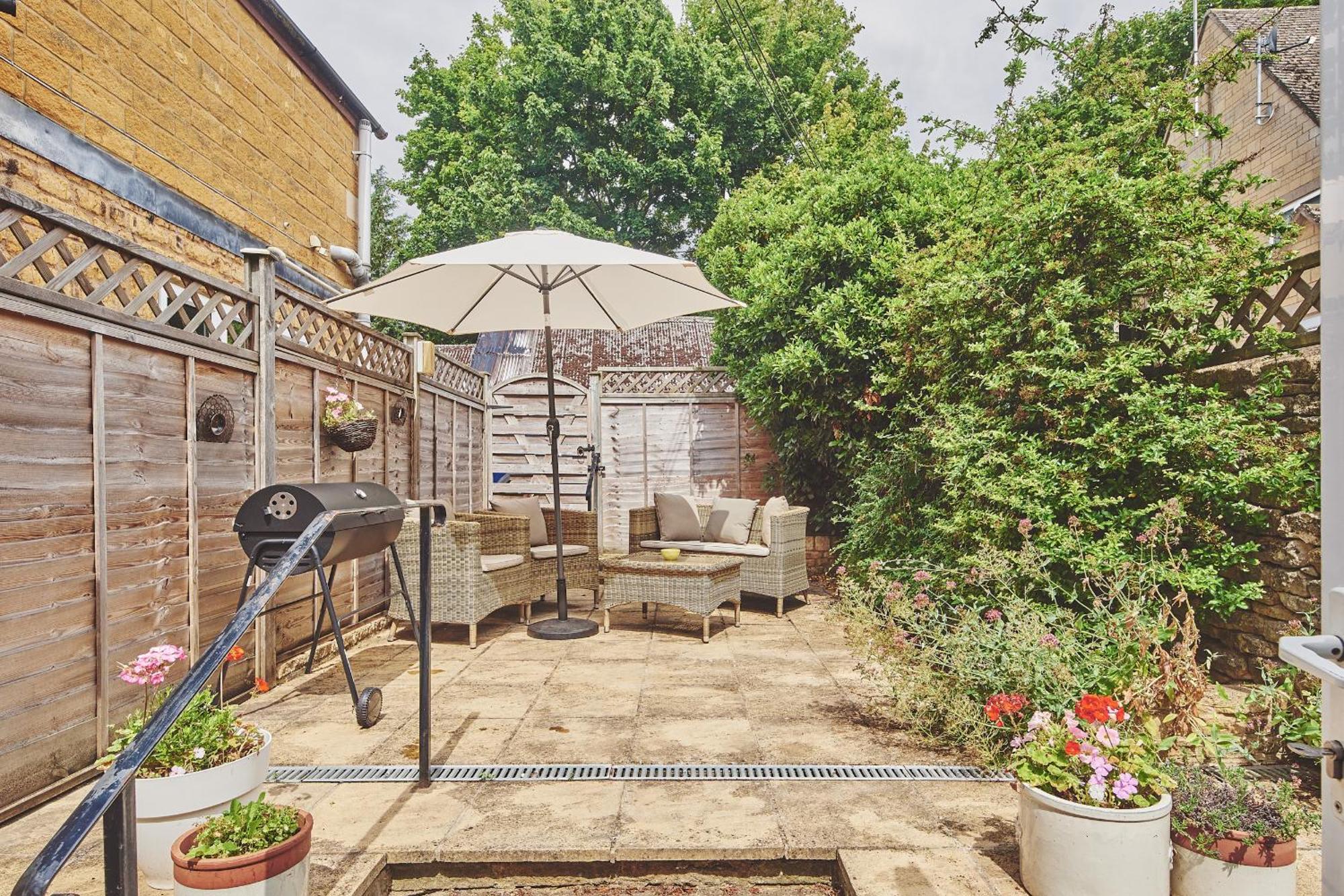 The Lansdowne Guest House Bourton-on-the-Water Exteriör bild A typical garden in the UK