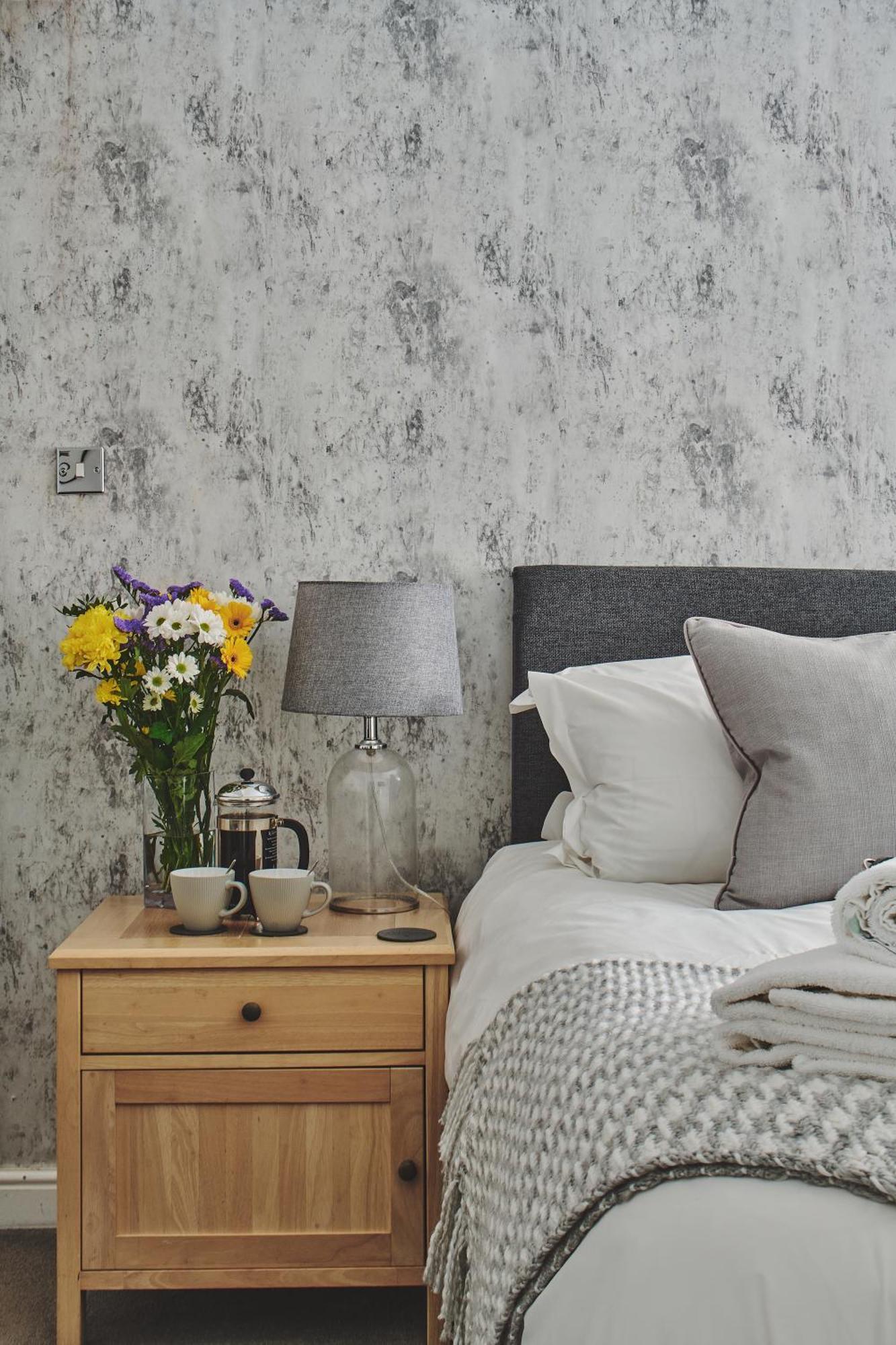 The Lansdowne Guest House Bourton-on-the-Water Rum bild A bedroom with a bedside table