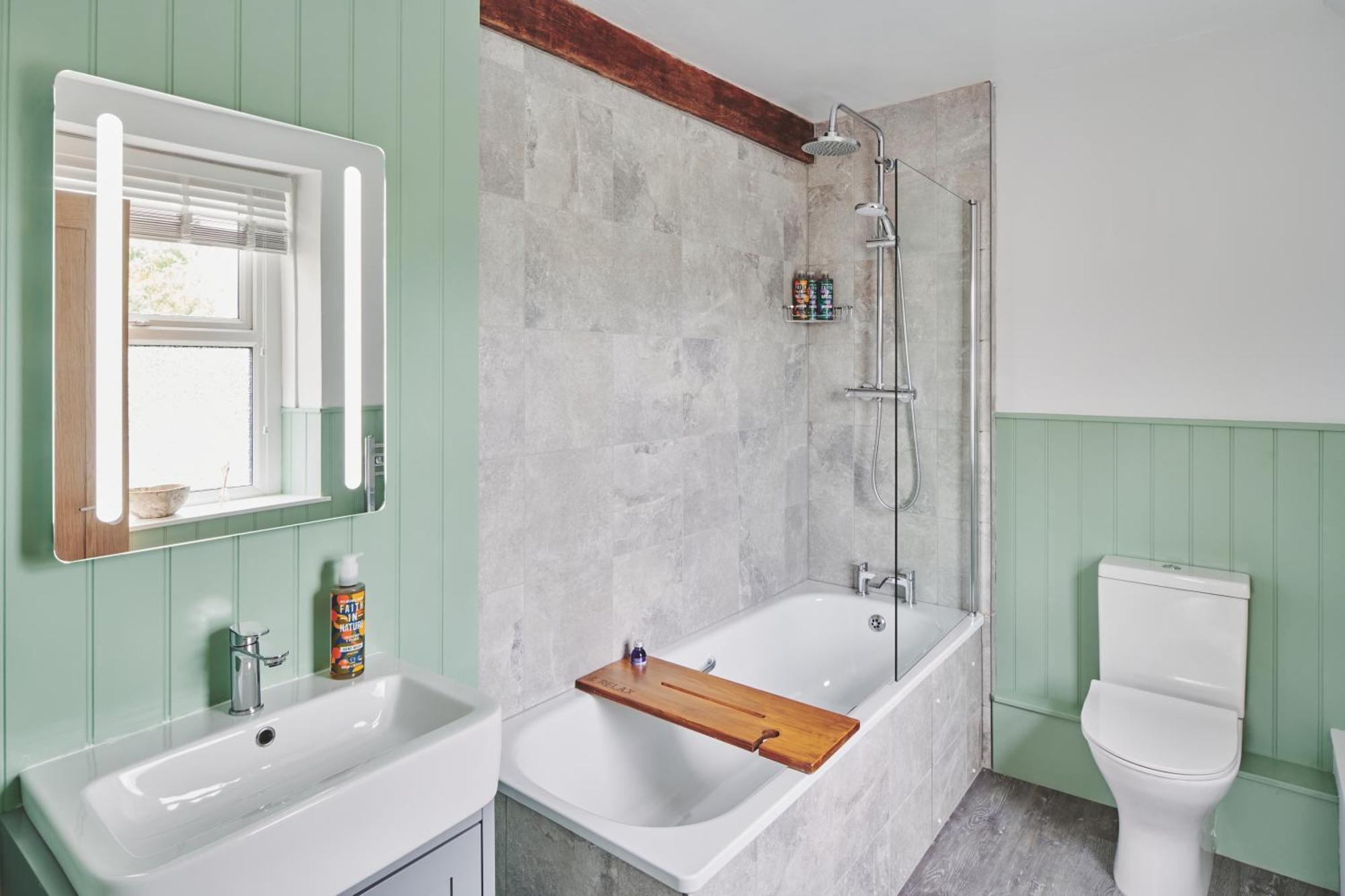 The Lansdowne Guest House Bourton-on-the-Water Exteriör bild Bathroom with shower over bath