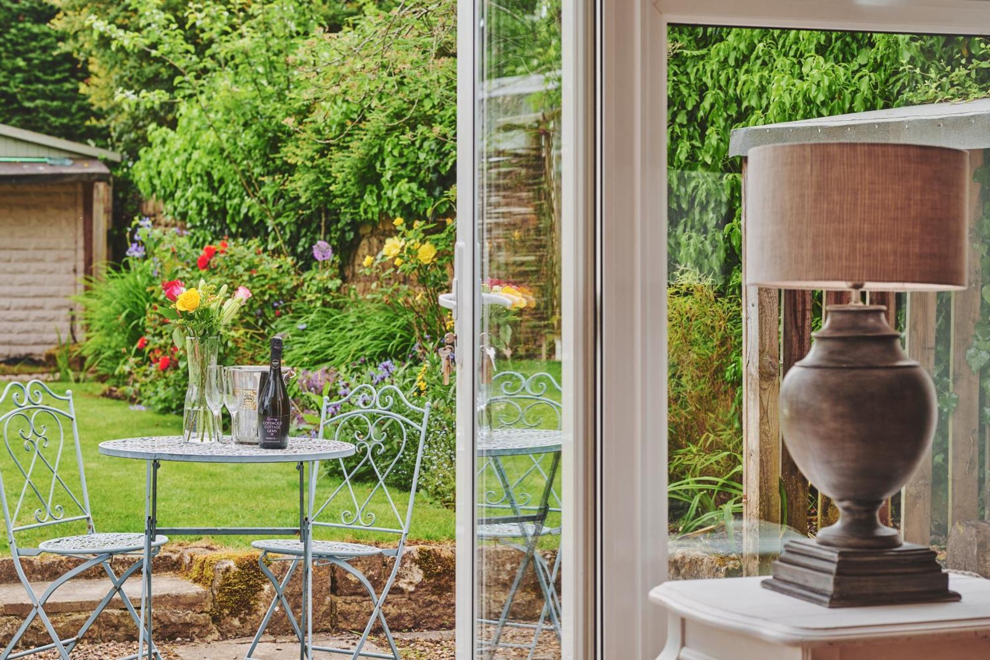 The Lansdowne Guest House Bourton-on-the-Water Exteriör bild A view of the garden from the living room