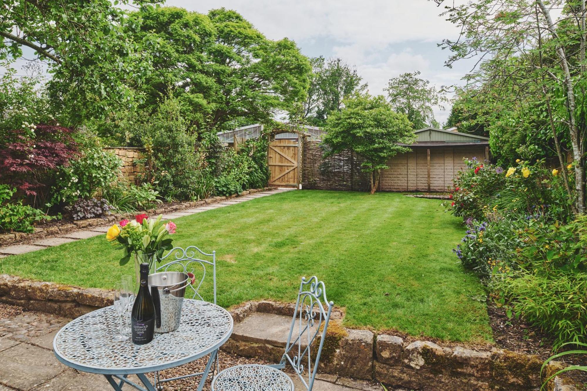 The Lansdowne Guest House Bourton-on-the-Water Exteriör bild The garden of a typical English cottage