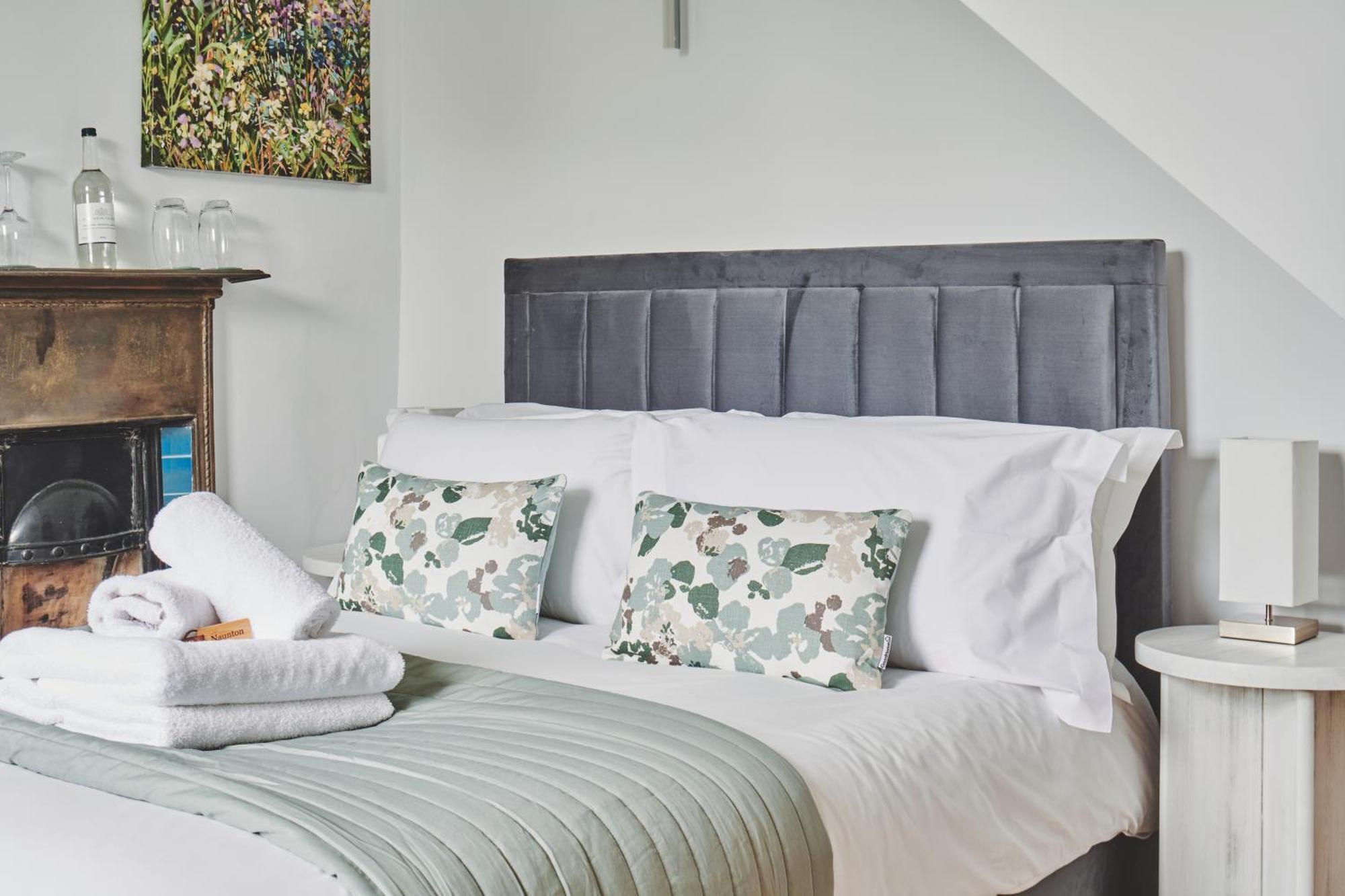 The Lansdowne Guest House Bourton-on-the-Water Exteriör bild A bed with a headboard