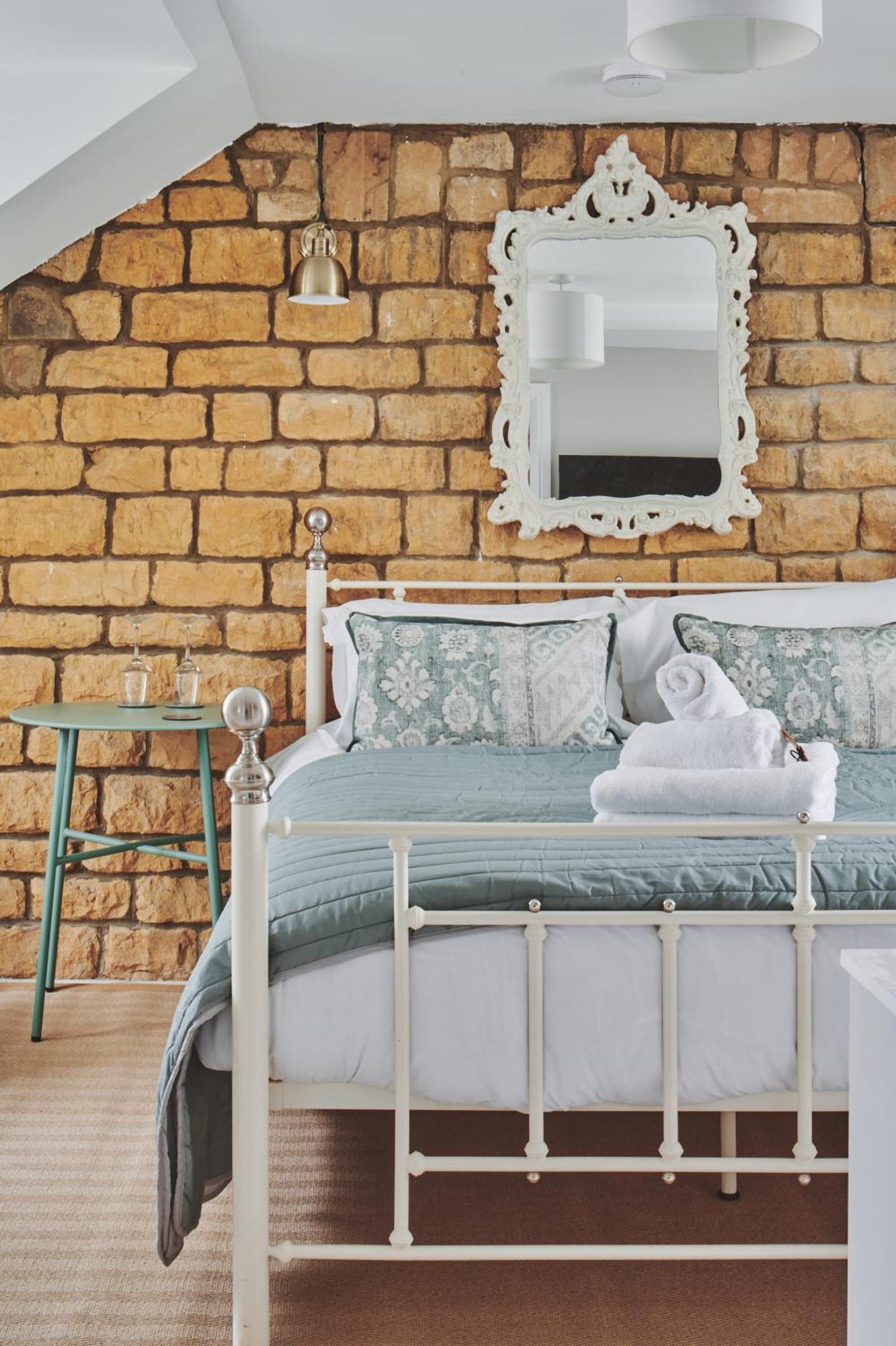 The Lansdowne Guest House Bourton-on-the-Water Exteriör bild A bed with a duvet