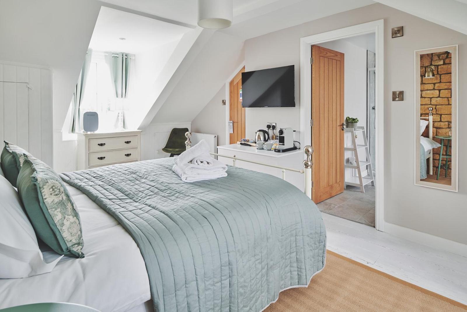 The Lansdowne Guest House Bourton-on-the-Water Exteriör bild A bedroom at The Old Mill