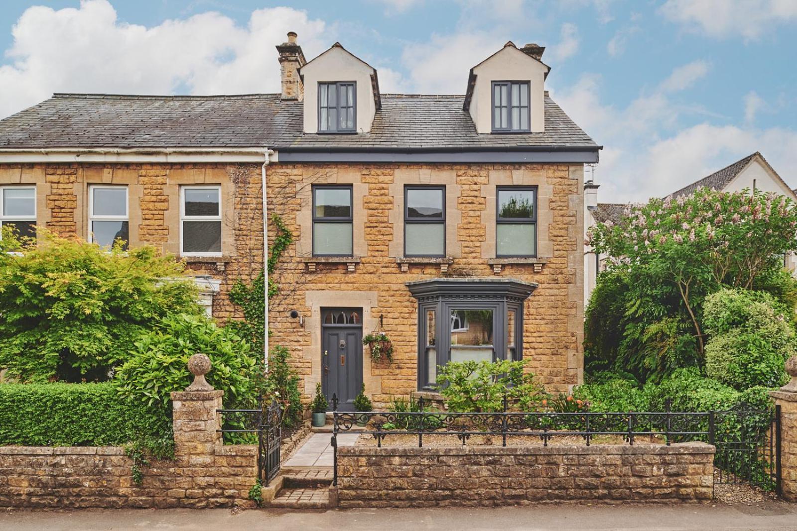 The Lansdowne Guest House Bourton-on-the-Water Exteriör bild The former station building