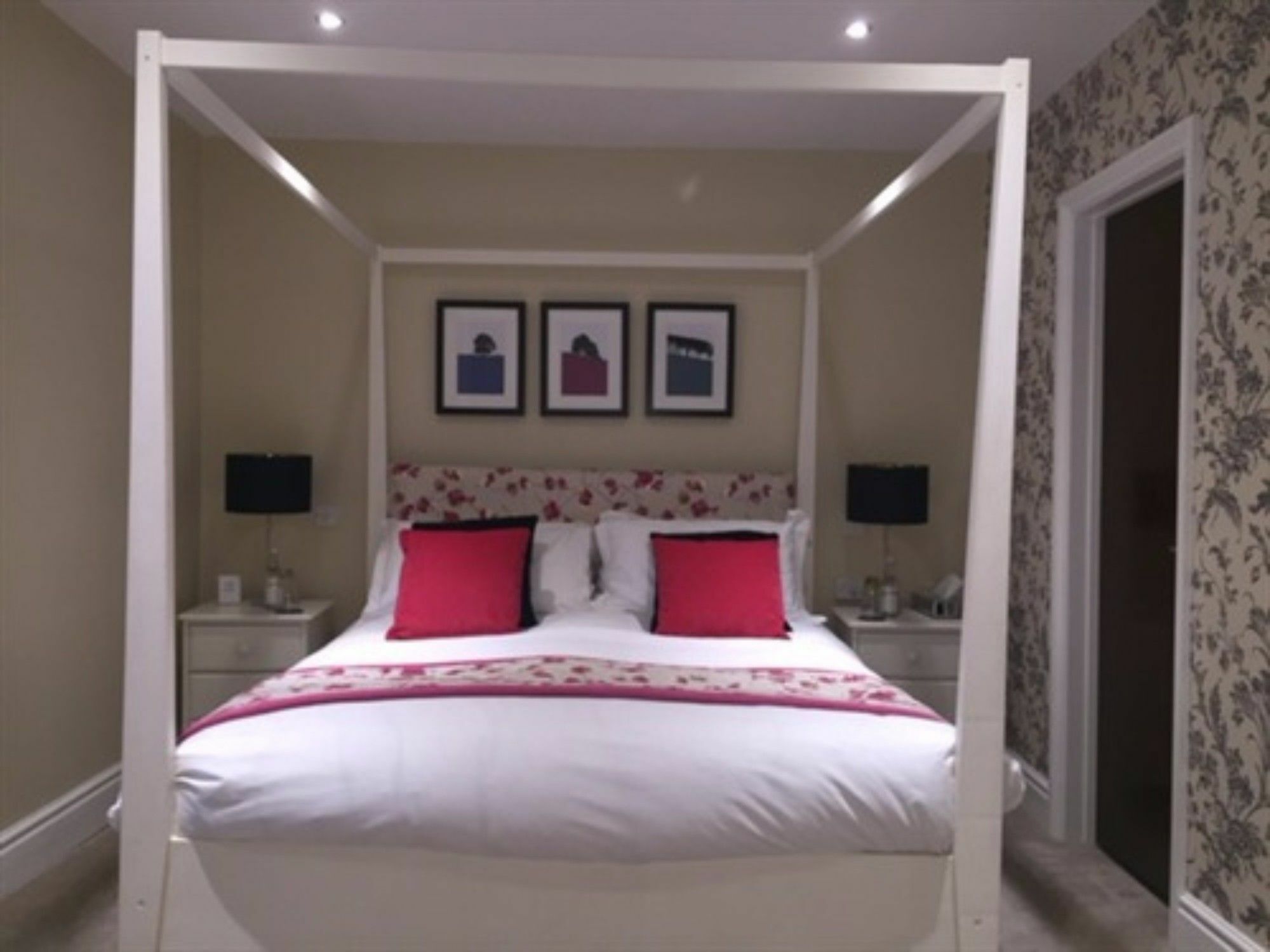 The Lansdowne Guest House Bourton-on-the-Water Exteriör bild A bedroom at the hotel